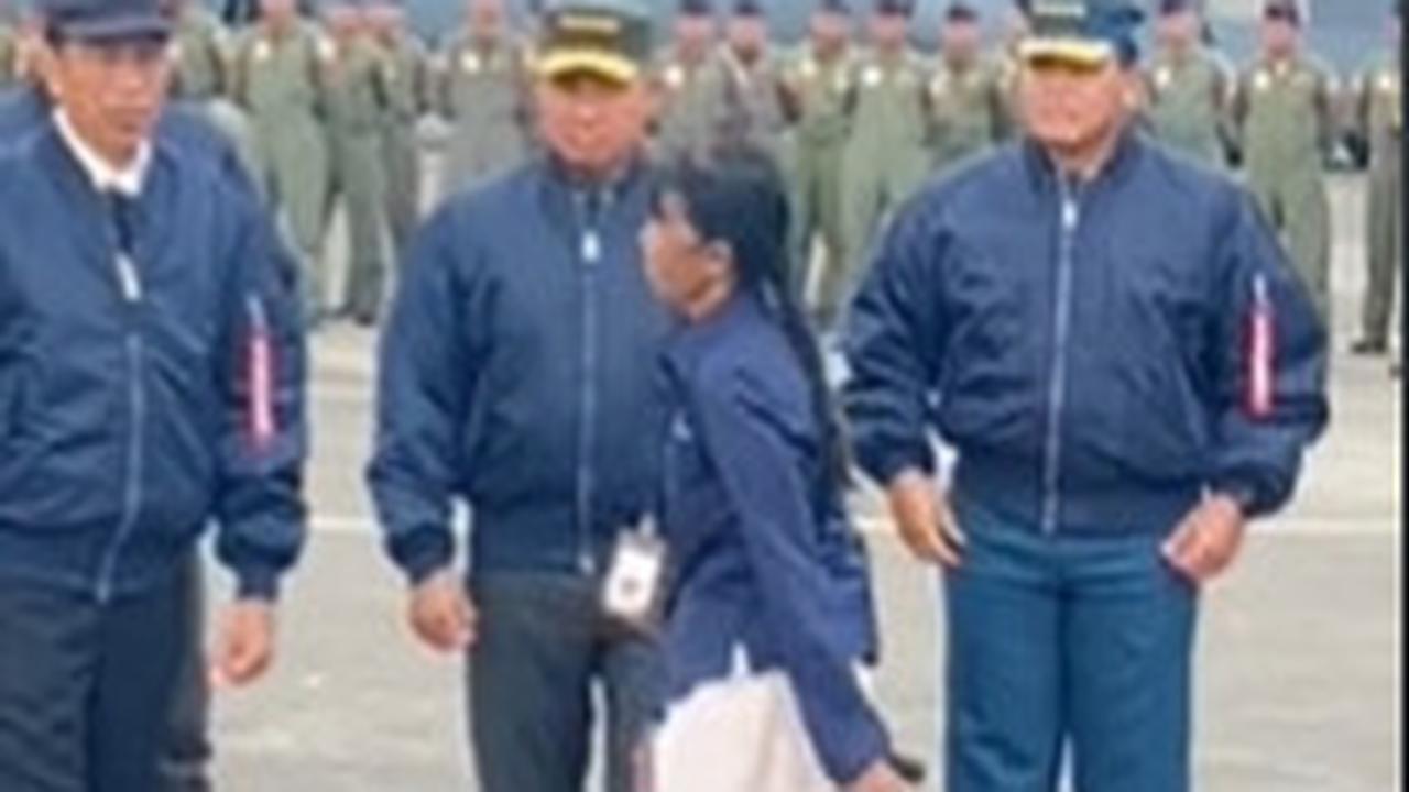 Beberapa awak media bahkan tak mengetahui siapa sosoknya hingga secara gamblang meminta wanita tersebut minggir karena menghalangi pemotretan media.