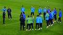 Pelatih Zenit St. Petersburg Sergey Semak (kiri) mengawasi sesi latihan jelang menghadapi Juventus pada pertandingan sepak bola Liga Champions di Stadion Juventus, Turin, Italia, 1 November 2021. (Isabella BONOTTO/AFP)