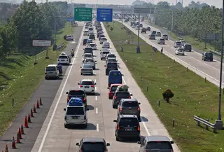 Kendaraan melintas di ruas tol yg diberlakukan satu arah atau one way di Tol Cipali, Cirebon, Jawa Barat, Sabtu (1/6/2019). Sistem satu arah di Tol Trans Jawa dimulai dari Cikampek hingga Brebes Barat. (Liputan6.com/Herman Zakharia)