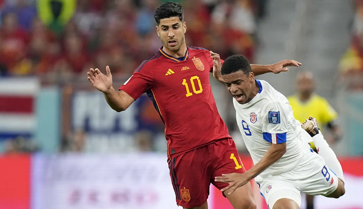 Jewison Bennette. Sayap kiri Timnas Kosta Rika yang bermain bersama Sunderland di Championship Liga Inggris ini menjadi pemain termuda keempat yang telah melakukan debutnya di matchday pertama fase Grup E Piala Dunia 2022 saat diturunkan pelatih Luis Fernando Suarez sebagai starter menghadapi Spanyol (23/11/2022). Saat itu ia berusia 18 tahun, 5 bulan dan 8 hari. Dalam laga yang berujung kekalahan 1-4 tersebut, ia ditarik keluar pada menit ke-61 untuk digantikan oleh Bryan Ruiz. (AP/Pavel Golovkin)