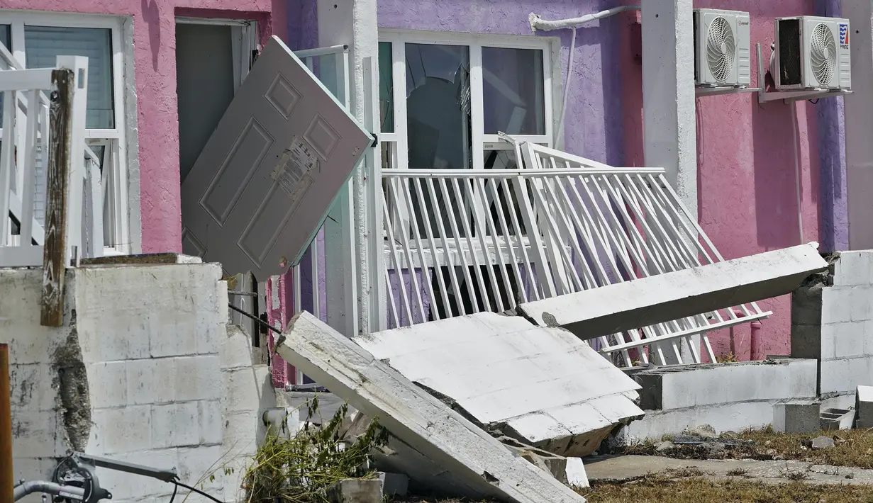 Sebuah penginapan mengalami kerusakan akibat Badai Idalia di Cedar Key, Florida, Kamis, 31 Agustus 2023. Idalia mendarat pada Rabu dini hari di sepanjang panhandle Florida. (AP Photo/Chris O'Meara)