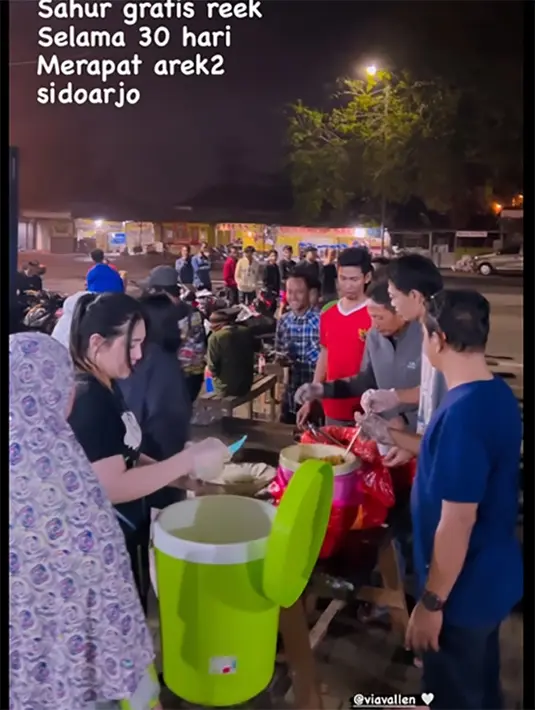 "Sahur gratis reek selama 30hari merapat arek2 sidoarjo," tulisnya dalam video singkatnya. [Instagram/chevra_yo88]