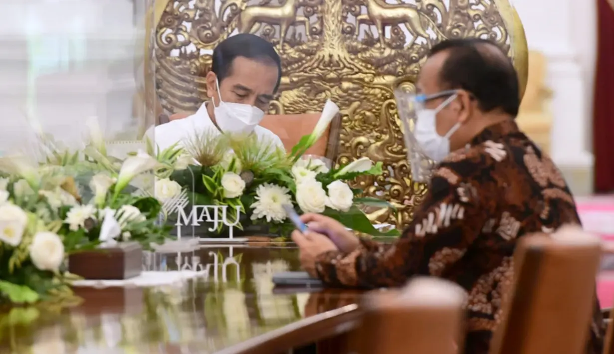 Presiden Joko Widodo atau Jokowi (kiri) berbincang dengan Menteri Sekretaris Negara Pratikno usai disuntik vaksin COVID-19 di Istana Merdeka, Jakarta, Rabu (13/1/2021). Vaksin yang disuntikkan kepada Jokowi adalah vaksin buatan Sinovac Life Science Co.Ltd. (Biro Pers Sekretariat Presiden/Muchlis Jr)