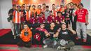Sesi foto bersama pemain Persija Jakarta dengan Jakmania dalam acara meet & greet di Kantor Pusat Bank Jakarta, Jakarta Pusat pada Rabu (18/2/2025). (Bola.com/Nur Iman Ali)