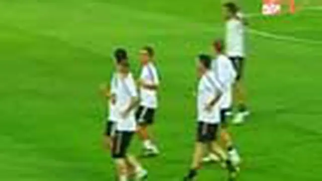Jelang pertandingan untuk memperebutkan posisi ketiga Piala Dunia 201 antara Jerman dengan Uruguay, kedua tim melakukan latihan untuk memantapkan strategi masing masing. 