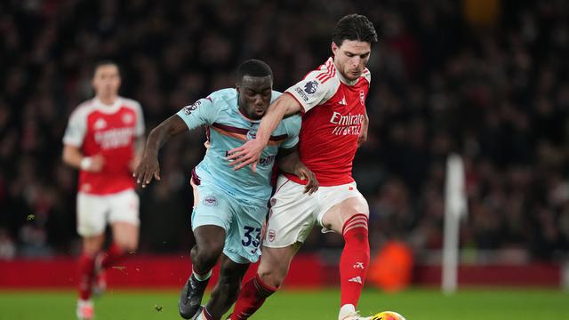 Declan Rice (kanan) berebut bola dengan Michael Kayode laga Arsenal vs Brentford di Emirates Stadium pada hari Kamis (04/12/2025) dini hari WIB. (AP Photo/Kirsty Wigglesworth)