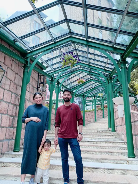 Dalam potret bersama suami dan anak pertamanya, Whulandary mencurahkan isi hatinya yang ingin dekat dengan keluarga besar saat hamil ini. Namun sayangnya memang harus berpisah karena memang ia berada di Malaysia sejak menikah dengan Nik Ibrahim. (Instagram/whulandaryherman)