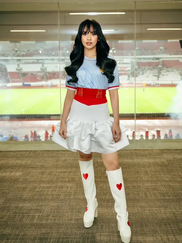 Lyodra pakai jersey saat  Pembukaan Piala Presiden 2025 di GBK. [@lyodraofficial]