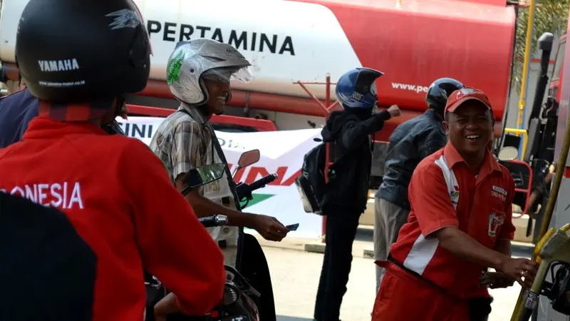 Antrean pengisian BBM di SPBU Majenang, Cilacap di Jalan Nasional Lintas Selatan (JLS) Jawa Tengah. (Liputan6.com/Muhamad Ridlo).