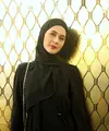 Paula Verhoeven tampil dengan gaun hitam lengan panjang dan hijab yang serasi. Ditambah riasan natural dengan lipstik merah maroon. / Foto: Adrian - Fimela.com.
