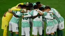 Keunggulan Real Betis 1-0 atas Chelsea bertahan hingga akhir babak pertama. Tampak dalam foto, para pemain Real Betis berkumpul sebelum pertandingan Final UEFA Conference League 2024/2025 melawan Chelsea FC di Tarczynski Arena, Wroclaw, Polandia, Rabu 28 Mei 2025 waktu setempat atau Kamis (29/5/2025) dini hari WIB. (Wojtek RADWANSKI/AFP)