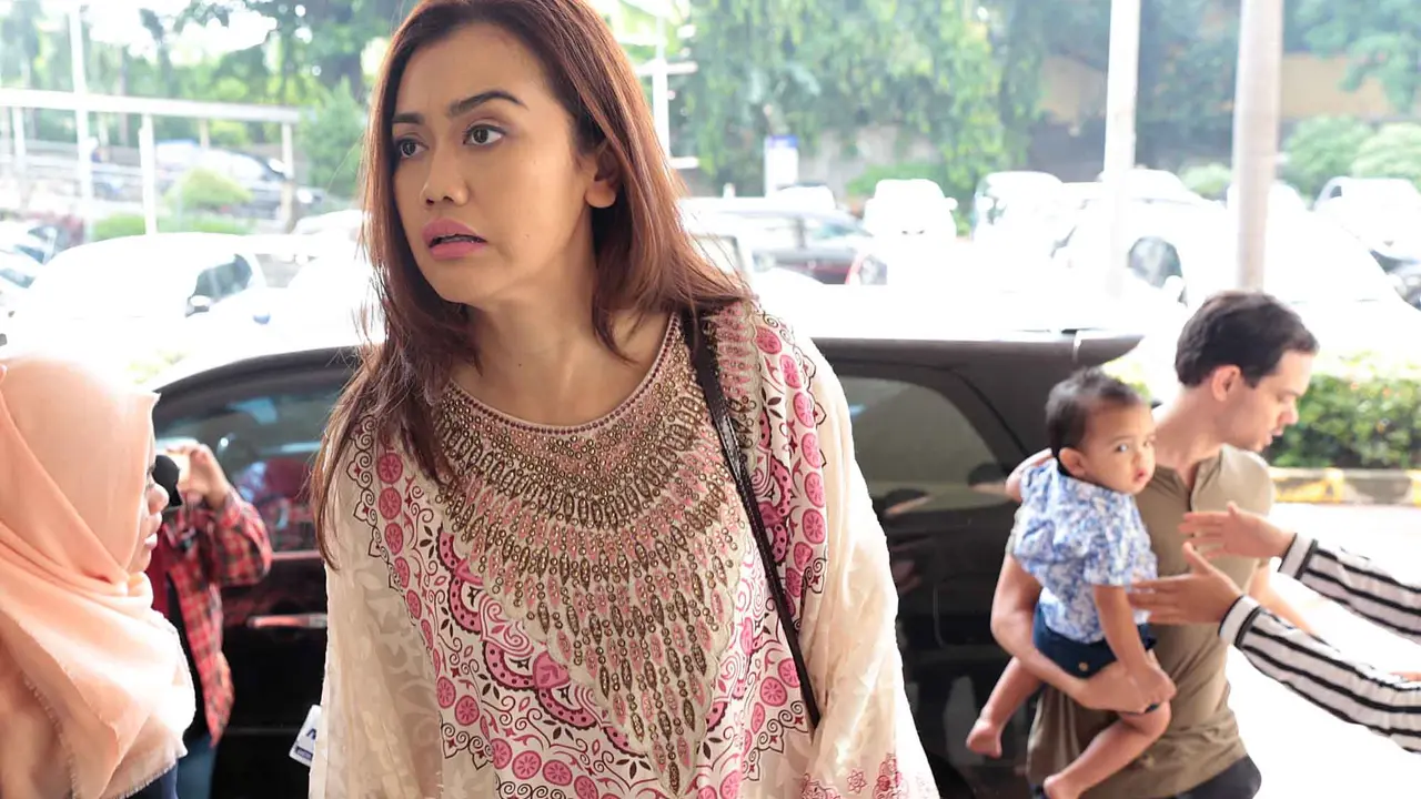 [Bintang] Nia Anggia, Adik Julia Perez