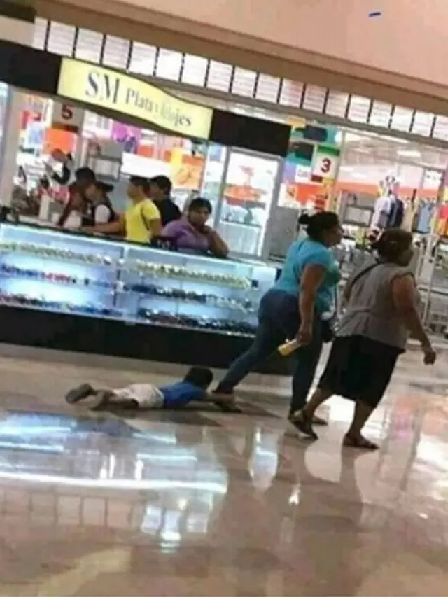 10 Kelakuan Nyeleneh Ibu-Ibu di Tempat Umum Ini Cuek Banget, Kocak