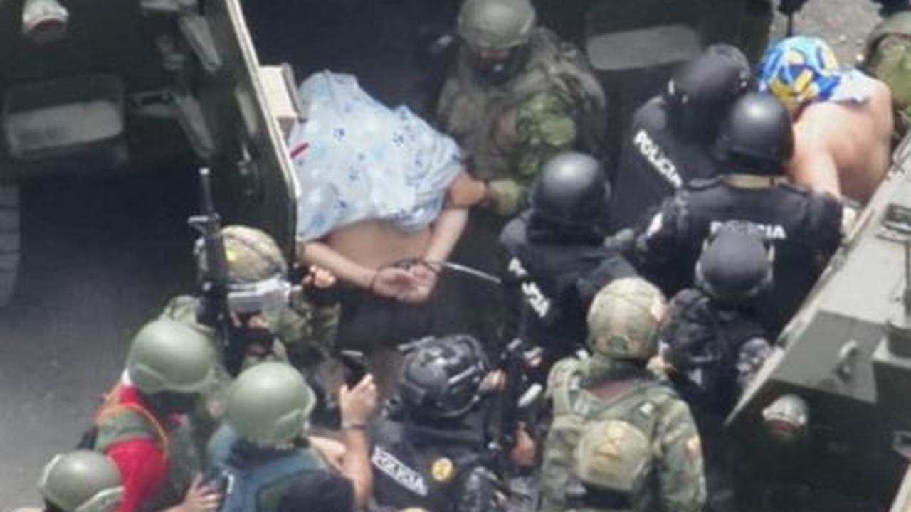 Tentara militer dan polisi tampak membawa pemimpin kriminal Jose Adolfo Macias Villamar, yang dikenal sebagai "Fito" ke dalam mobil lapis baja setelah diamankan dalam penggerebekan di penjara Zonal 8, di Guayaquil, Ekuador.