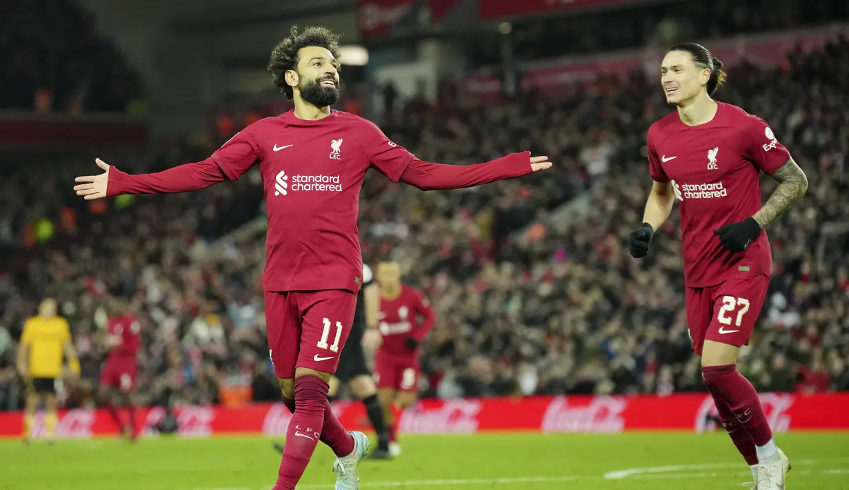 <p>Penyerang Liverpool, Mohamed Salah (kiri) berselebrasi usai mencetak gol ke gawang Wolverhampton Wanderers pada putaran ketiga Piala FA di stadion Anfield, Inggris, Minggu (8/1/2023). Liverpool bermain imbang dengan Wolves dengan skor 2-2. (AP Photo/Jon Super)</p>