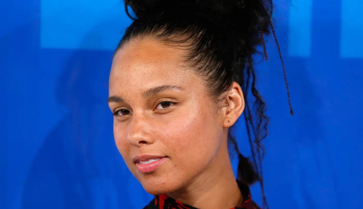 Wajah Alicia Keys tampak polos tanpa make up saat menghadiri ajang MTV Video Music Awards 2016 di New York, Minggu (28/8). Belakangan, penyanyi 35 tahun ini memang memilih untuk tampil tanpa makeup dalam acara apapun. (REUTERS/Eduardo Munoz)
