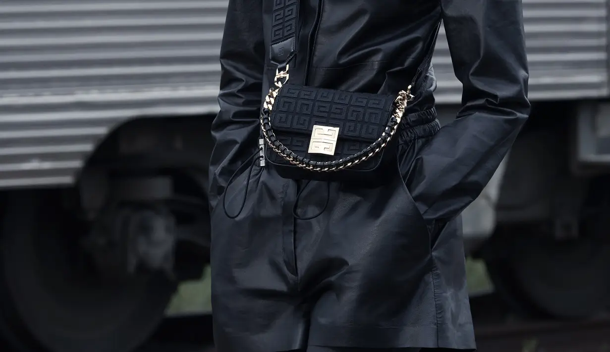 Koleksi tas ini menampilkan emblem Givenchy yang khas, dengan material kanvas serta aksen rantai dan kulit yang menawan.