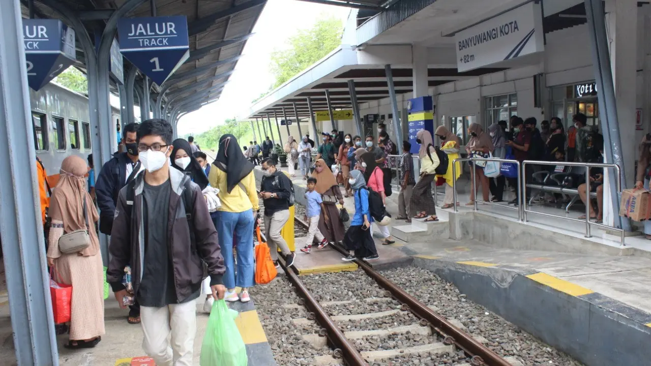 Penumpang di Stasiun Banyuwangi Kota  bersiap naik Kereta Api Sritanjung Relasi Banyuwangi- Yogyakarta (Istimewa)