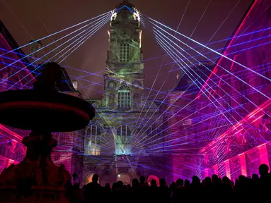Balai Kota Lyon diterangi cahaya lampu selama festival cahaya tahunan, Fete De Lumiere, di Lyon, Prancis, Kamis (6/12). Festival yang berlangsung bertepatan dengan musim liburan Natal ini digelar sejak tahun 1852. (JEAN-PHILIPPE KSIAZEK / AFP)