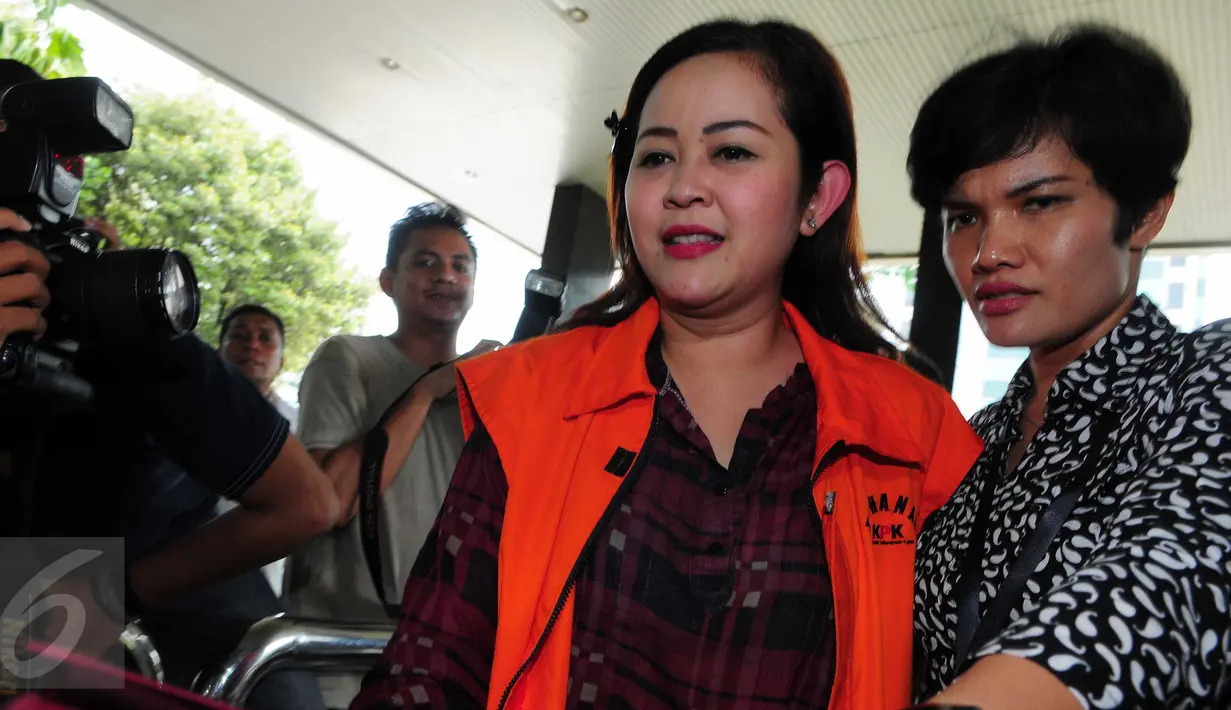 Julia Prasetyarini dikawal saat tiba di Gedung KPK untuk menjalani pemeriksaan, Jakarta, Rabu (2/3/2016). Julia diperiksa sebagai saksi dalam kasus dugaan korupsi di Kementerian PUPR tahun anggaran 2016. (Liputan6.com/Helmi Afandi)