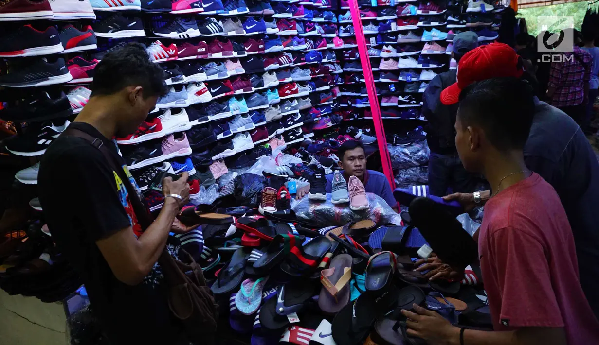 Pengunjung memilih sepatu yang dijual di pusat perbelanjaan, Jakarta, Selasa (3/7). Asosiasi Persepatuan Indonesia (Asprisindo) meyakini pertumbuhan industri alas kaki pada tahun ini sebesar 3,5%. (Liputan6.com/Angga Yuniar)