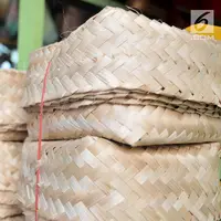 Besek bambu dijual di Pasar Jatinegara, Jakarta, Kamis (1/8/2019). Gubernur Anies Baswedan melarang warga DKI Jakarta menggunakan plastik sekali pakai untuk daging kurban dan meminta PD Pasar Jaya menyediakan besek bambu untuk memenuhi kebutuhan warga saat Idul Adha. (merdeka.com/Iqbal S Nugroho)