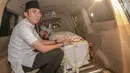 Edhie Baskoro Yudhoyono duduk dekat peti jenazah Kristiani Herrawati atau Ani Yudhoyono di Lanud Halim Perdanakusumah, Jakarta Timur, Sabtu (1/6/2019). Jenazah tiba bersama keluarga SBY menggunakan pesawat Hercules VIP C 130 dan disemayakamkan di Puri Cikeas, Bogor. (Liputan6.com/Faizal Fanani)