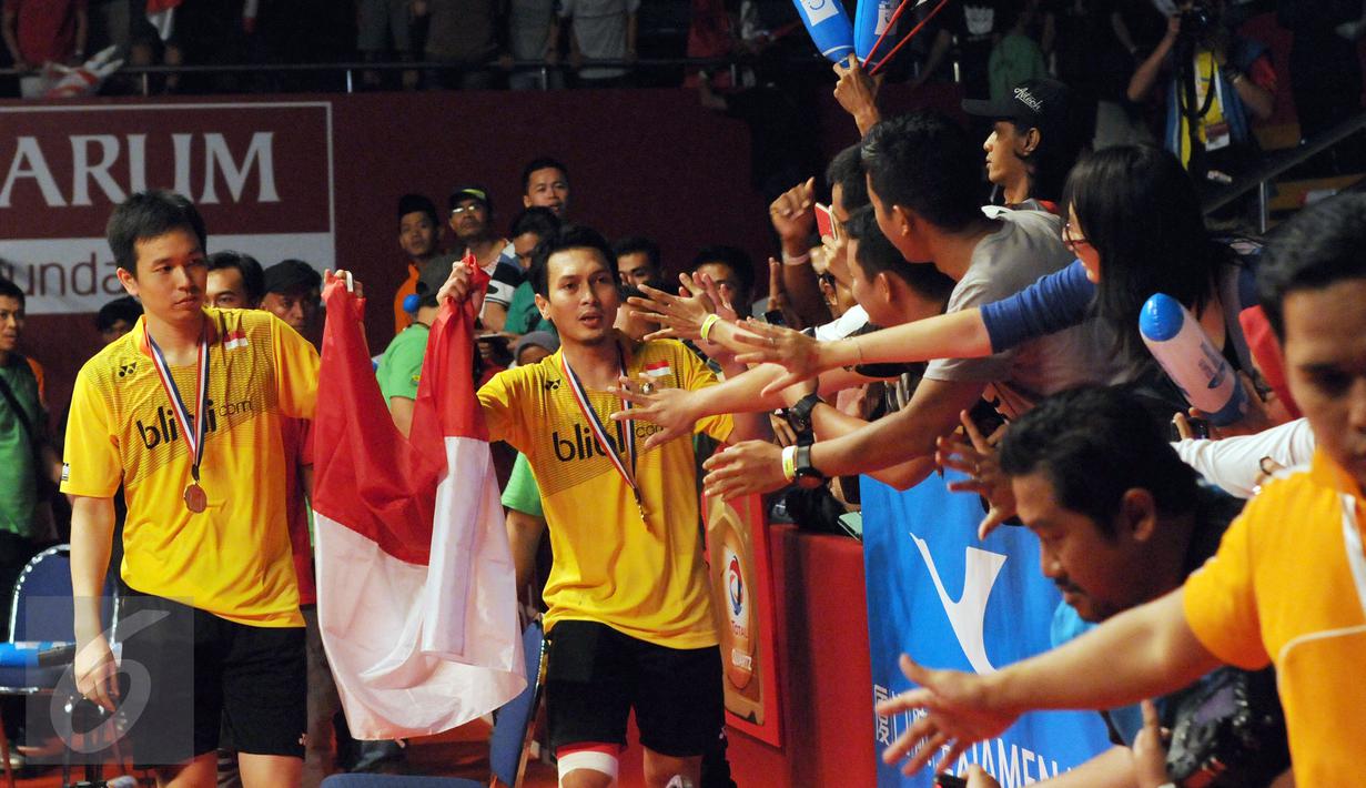 Ganda putra Indonesia, M Ahsan/Hendra Setiawan berkeliling stadion usai mengalahkan Liu Xiaolong/QiuZihan (Tiongkok) di final Total BWF World Championships 2015, Jakarta, Minggu (16/8). Ahsan/Hendra unggul 21-17, 21-14. (Liputan6.com/Helmi Fithriansyah)