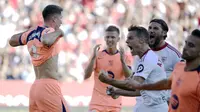 Para pemain Sevilla bereaksi setelah striker Barcelona, Robert Lewandowski, gagal mencetak gol via penalti pada lanjutan La Liga Spanyol, Minggu (5/10/2025) malam WIB. (CRISTINA QUICLER / AFP)
