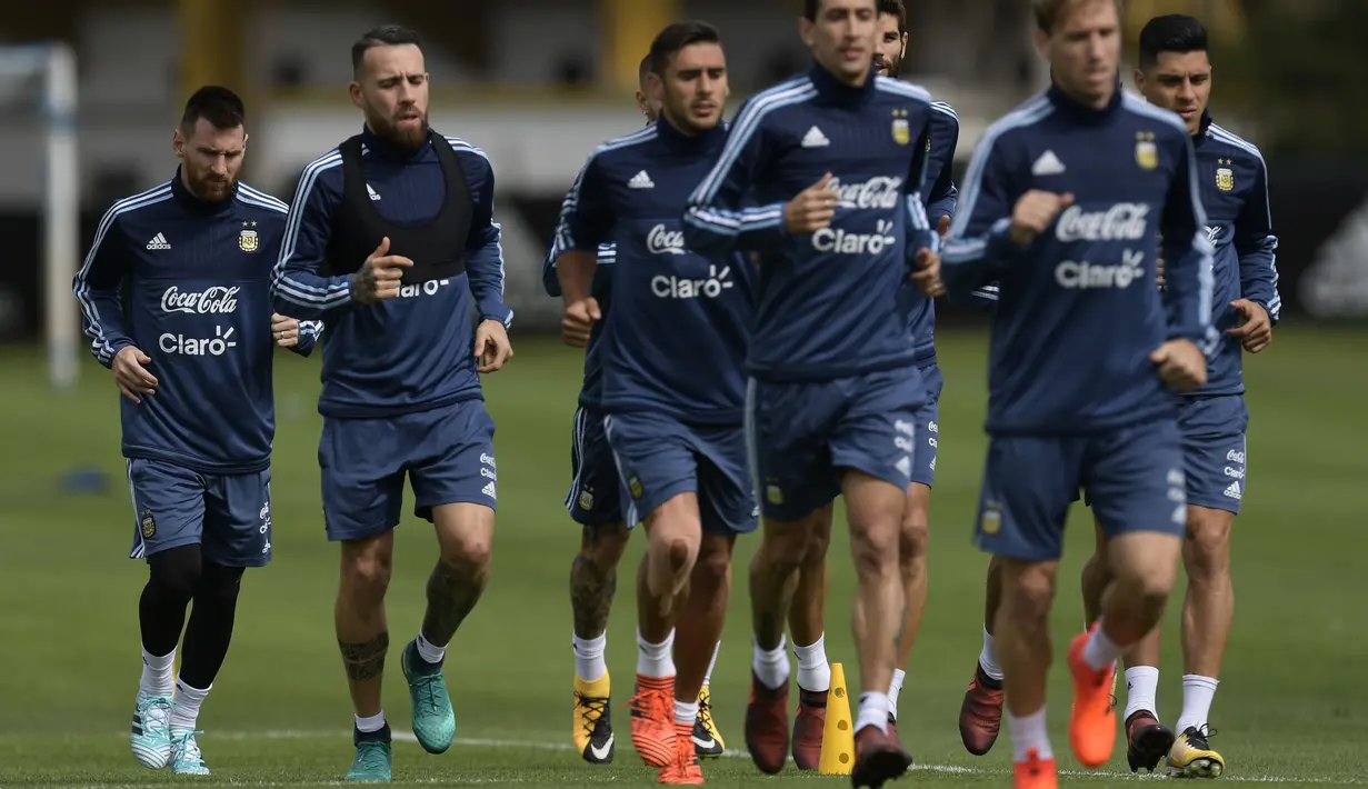 Pemain Argentina, Lionel Messi (kiri) melakukan pemanasan bersama rekan setimnya saat sesi latihan jelang laga kualifikasi Piala Dunia 2018 di Ezeiza, Buenos Aires, (3/10/2017).  Argentina akan melawan Peru pada 6 oktober 2017. (AFP/Juan Mabromata)