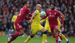 Striker Tottenham, Richarlison mencoba keluar dari tekanan dua bek Liverpool, Virgil van Dijk dan Joe Gomez, Minggu (15/3/2026) (AP Photo/Jon Super)