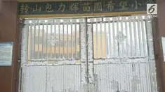 Keteguhan bocah ini dalam bersekolah patut diacungi jempol. Ia rela menembus jalanan dengan suhu minus 9 derajat hingga hampir membeku.