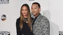 Bersama sang suami, John Legend, Chrissy hadir mengenakan gaun panjang dengan belahan panjang sampai atas. Sehingga bagian intim tubuhnya itu dengan mudah terlihat orang-orang disekitar. (AFP/Bintang.com)