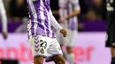 Pemain Real Valladolid, Anuar Mohamed berselebrasi usai mencetak gol ke gawang Real Madrid selama pertandingan lanjutan La Liga Spanyol di stadion Jose Zorrilla,Valladolid (10/3). Madrid menang telak 4-1 atas Valladolid. (AP Photo/Alvaro Barrientos )