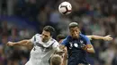 Pemain Prancis, Presnel Kimpembe, duel udara dengan bek Jerman, Mats Hummels, pada laga UEFA Nations League di Stade de France, Paris, Selasa (16/10/2018). Prancis menang 2-1 atas Jerman. (AP/Christophe Ena)