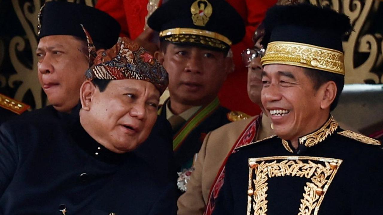 Momen keakraban Presiden RI Joko Widodo bersama Menteri Pertahanan sekaligus Presiden terpilih Prabowo Subianto turut mewarnai Upacara Detik Detik Proklamasi Kemerdekaan RI di Istana Negara, Ibu Kota Nusantara (IKN), Penajam Paser Utara, Kalimantan Timur,