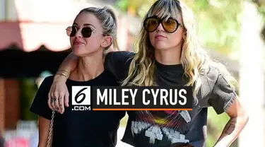 Miley Cyrus dan Kaitlynn Carter kembali memamerkan kebersamaannya di muka umum. Miley dikabarkan dekat dan menjalin hubungan dengan Kaitlyn pasca mengumumkan perceraiannya dengan Liam Hemsworth.