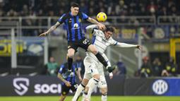 Pemain Inter Milan, Alessandro Bastoni, duel udara dengan pemain Atalanta, Hans Hateboer, pada laga Liga Italia di Stadion Giuseppe Meazza, Kamis (29/02/2024). Dengan hasil ini, Inter sekarang mengemas 69 angka dari 26 laga. Mereka makin memperkokoh posisinya di pucuk klasemen sementara Liga Italia 2023/2024. (AP Photo/Antonio Calanni)