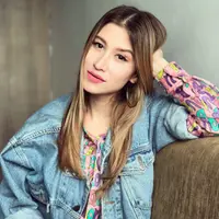 Bukti nyata kalau gaya publik figur ini super eksis! (Sumber foto: millanefernandez/instagram)