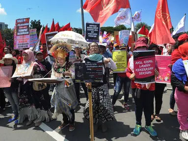 Ratusan aktifis perempuan dari 65 organisasi kemasyarakatan melakukan aksi memperingati Hari Perempuan Internasional di depan Istana Merdeka, Jakarta, Jumat (8/3). Aksi mengusung Panggung Politik Perempuan Independen. (merdeka.com/Arie Basuki)
