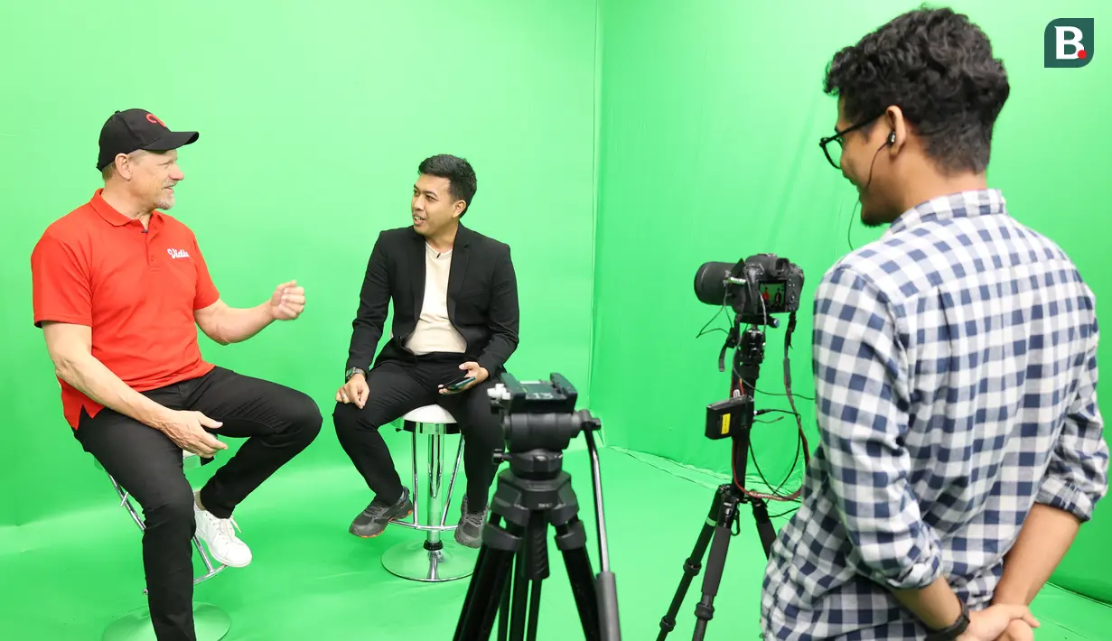 Kiper legendaris Manchester United, Peter Schmeichel, menjawab pertanyaan awak media Bola.com saat wawancara ekslusif di SCTV Tower, Jakarta, Jumat (4/8/2023). (Bola.com/M Iqbal Ichsan)