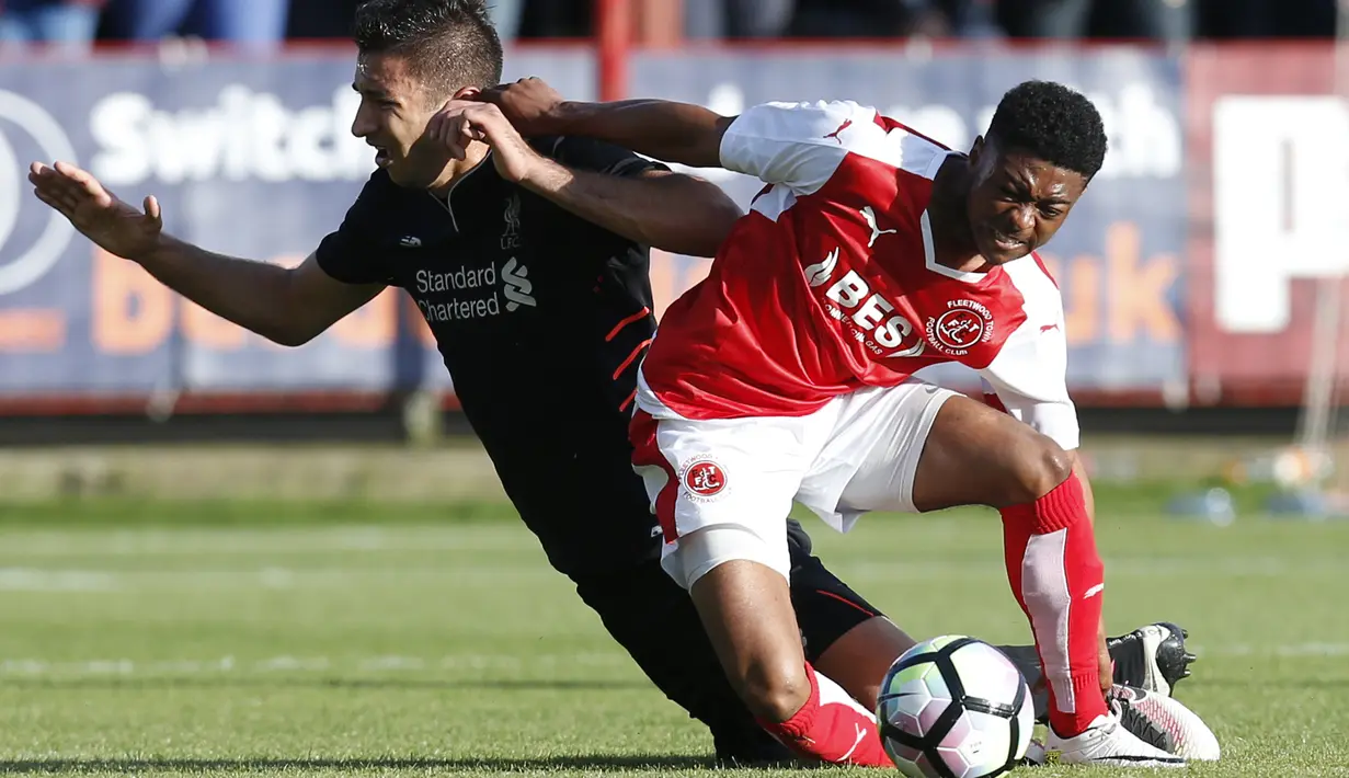 Pemain Liverpool, Marko Grujic (kiri) berebut bola dengan pemain Fleetwood, Keano Deacon pada laga uji coba di Stadion Highbury, (13/7/2016). (Action Images via Reuters/Ed Sykes)