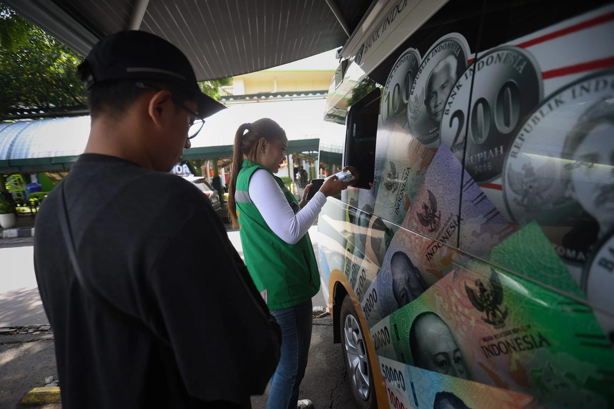 FOTO: Antrean Warga Tukar Uang Baru di Kas Keliling Bank Indonesia