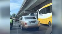 Tangkapan video mobil mewah jenis Rolls-Royce diduga pakai pelat palsu di Jalan AP Pettarani, Kota Makassar, Sulawesi Selatan. (Dok. Istimewa)
