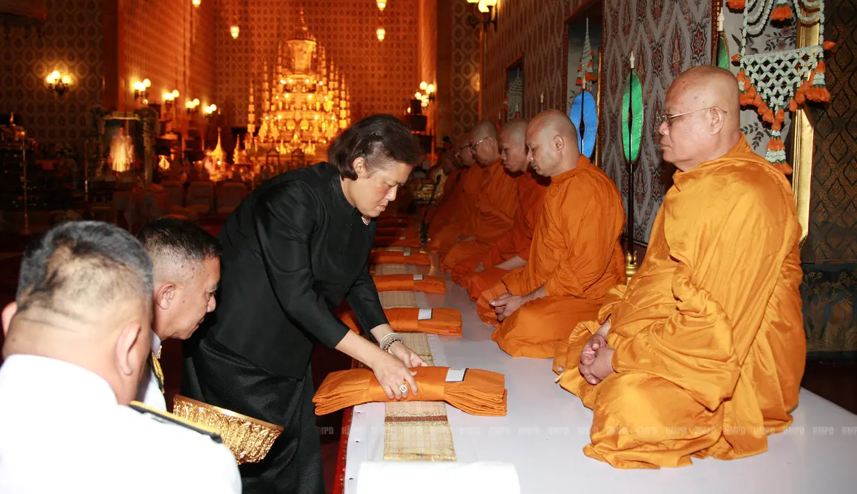 Suasana upacara penghormatan terakhir dari Putra dan Putri Raja Rhailand, Raja Bhumibol Adulyadej di Grand Palace di Bangkok, Thailand, Sabtu (15/10). Upacara ini digelar sebelum upacara kremasi jenazah. (REUTERS)