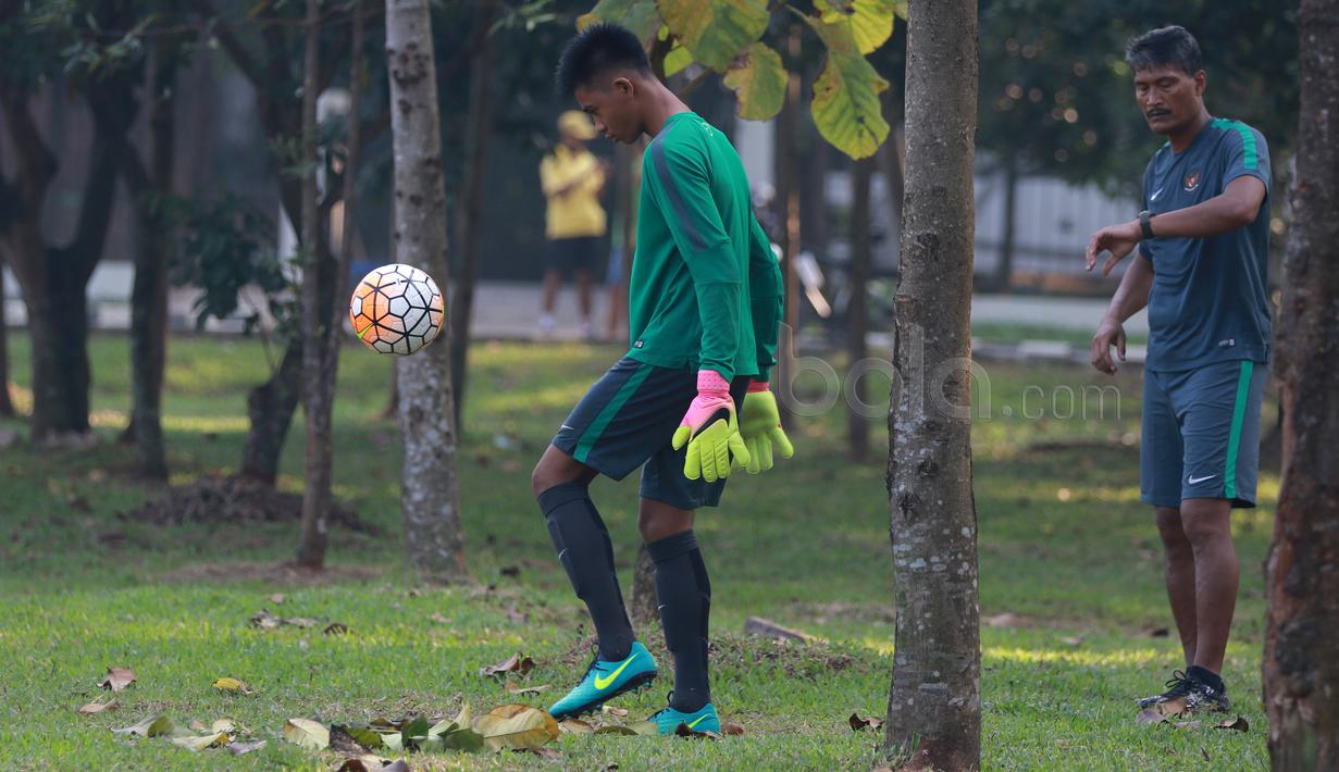 Pelatih Kiper Timnas Indonesia U-16, Gatot Prasetyo mengawasi anak asuhnya saat melawan Timnas Pelajar U-15 pada laga uji coba di Stadion Atang Sutesna, Cijantung, Rabu (17/5/2017). Timnas U-16 menang 5-1. (Bola.com/Nicklas Hanoatubun)