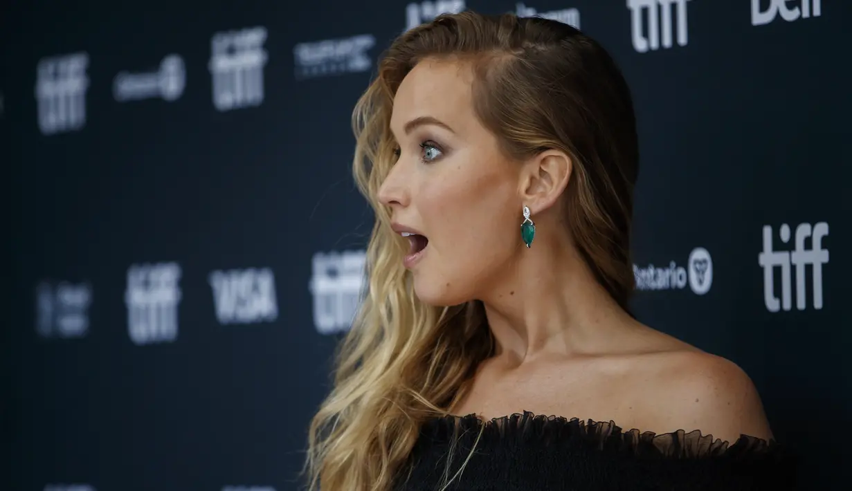 Jennifer Lawrence bereaksi di karpet merah saat difoto menghadiri pemutaran perdana " Causeway " selama Toronto International Film Festival di Toronto Sabtu (10/9/2022). Lawrence membuat kedatangannya yang megah ke Royal Alexandra Theatre tampak elegan. (Cole Burston/The Canadian Press via AP)