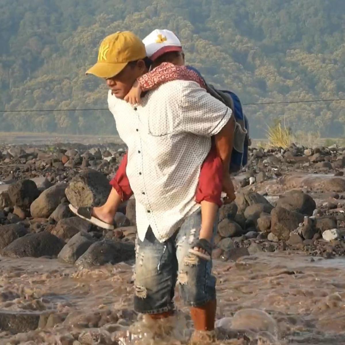 Anak-Anak Lawan Derasnya Lahar Semeru Demi Sekolah