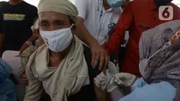 Tim medis memberikan vaksin Covid-19 kepada seorang masyarakat Baduy di Desa Kanekes, Ciboleger, Kabupaten Lebak, Banten Kamis (14/10/2021). Tujuan vaksinasi Covid-19 untuk mempercepat kekebalan komunal (Herd imunity) mencegah penyebaran virus corona. (merdeka.com/Imam Buhori)