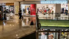 Pengunjung berjalan di antara kios pusat perbelanjaan di Mal Grand Indonesia, Jakarta, Selasa (17/3/2020). Seiring meluasnya virus corona Covid-19 di Indonesia, pengunjung pusat perbelanjaan atau mal langsung turun drastis dengan penurunan fluktuatif sekitar 10-15%. (Liputan6.com/Faizal Fanani)